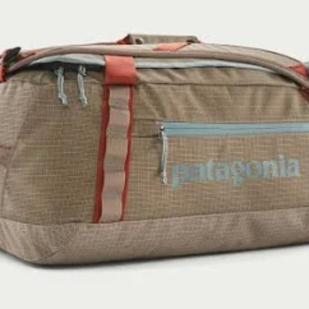 NWT!! Patagonia Black Hole Duffel Bag in Size 40L and Color: Seabird Grey